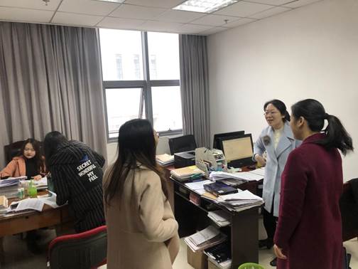 说明: 公司指导教师与法院民庭指导老师交流