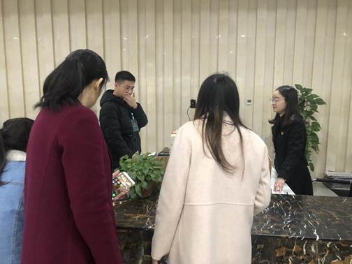 说明: 公司指导老师看望立案庭实习同学