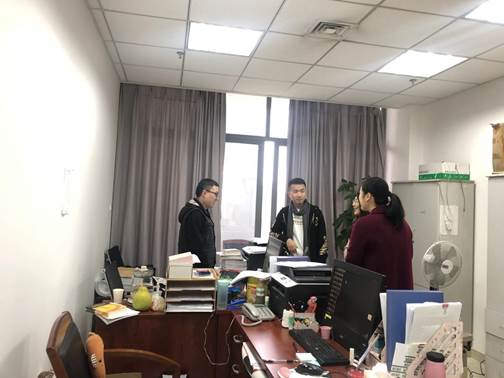 说明: 公司指导教师与法院刑庭指导教师交流