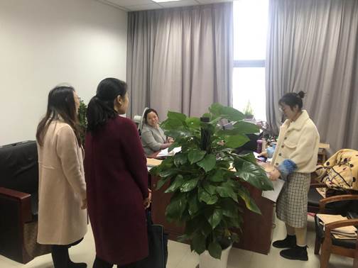 说明: 公司指导老师到行政庭看望实习生